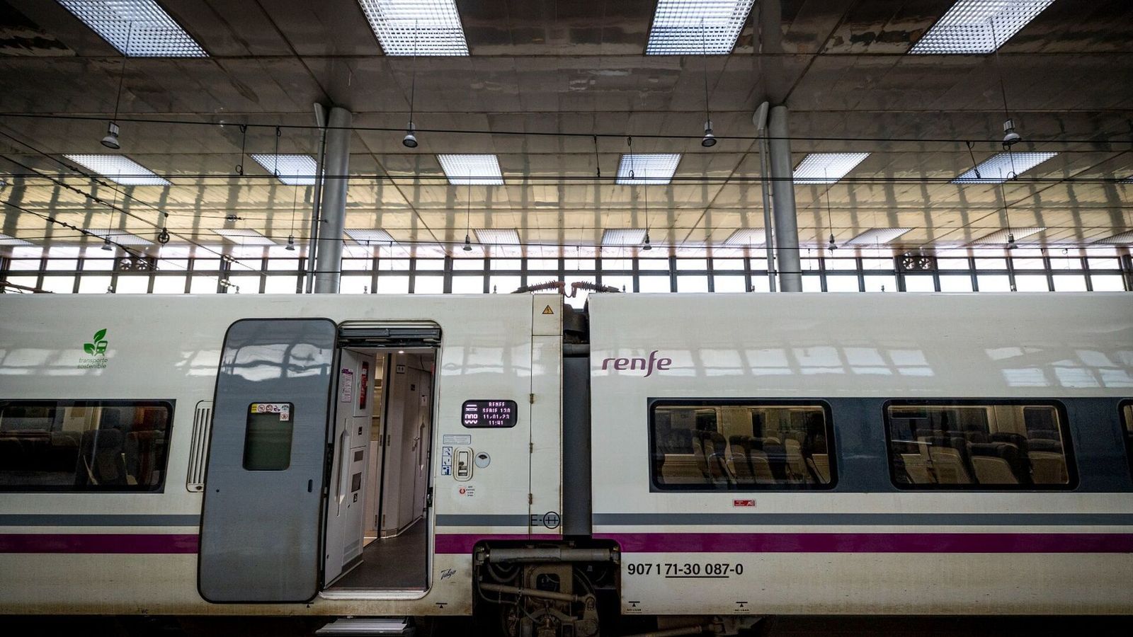 Un tren Alvia estacionado en Cádiz
