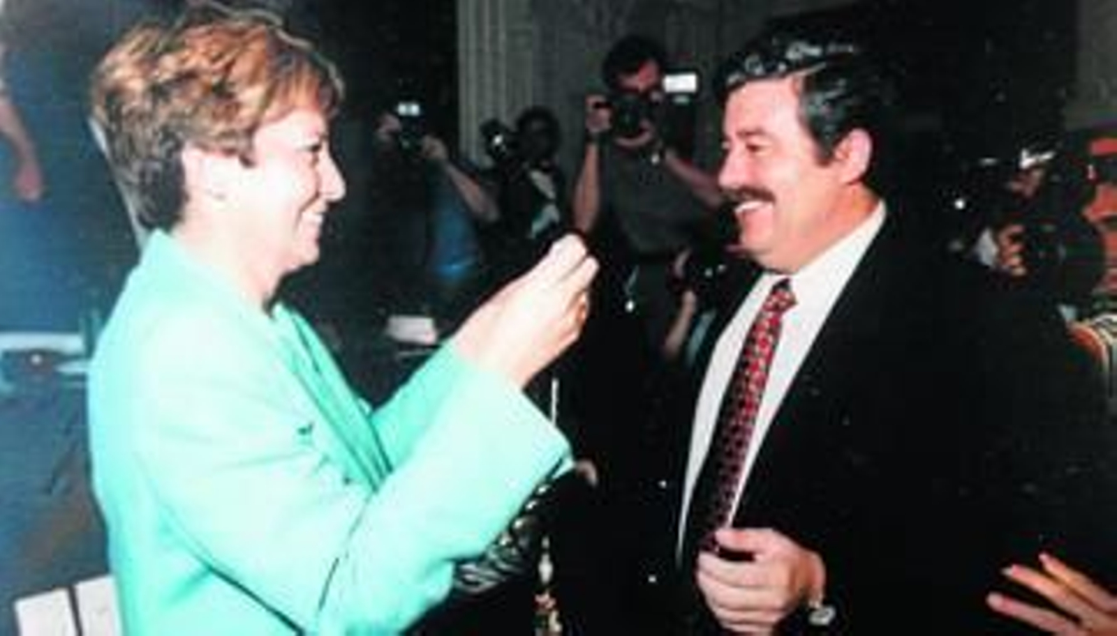 Celia Villalobos y Antonio Romero, en la constitución del Ayuntamiento, en 1995.