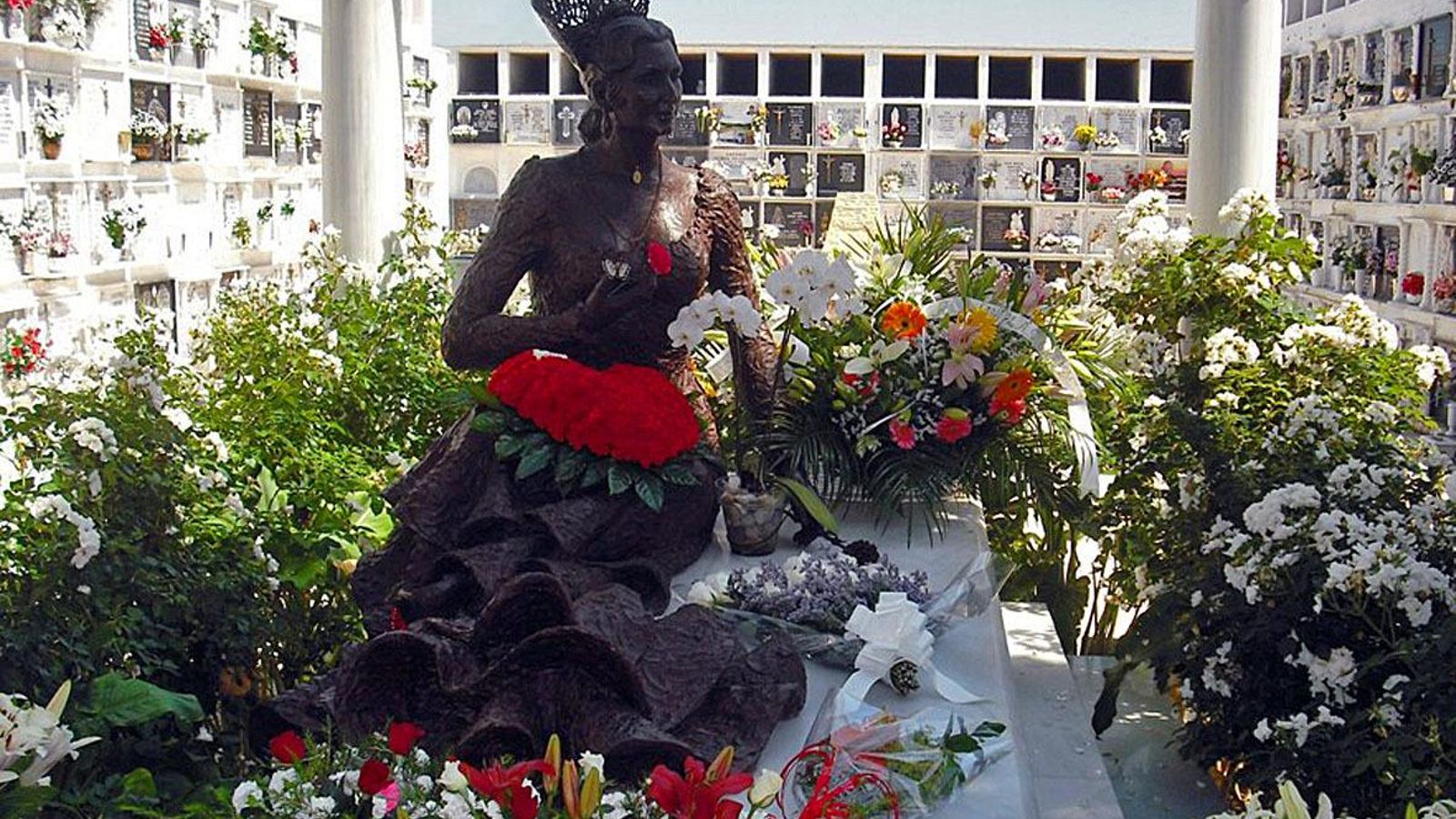 Mausoleo en memoria de Rocío Jurado en el cementerio de Chipiona- Mausoleo en memoria de Rocío Jurado en el cementerio de Chipiona-