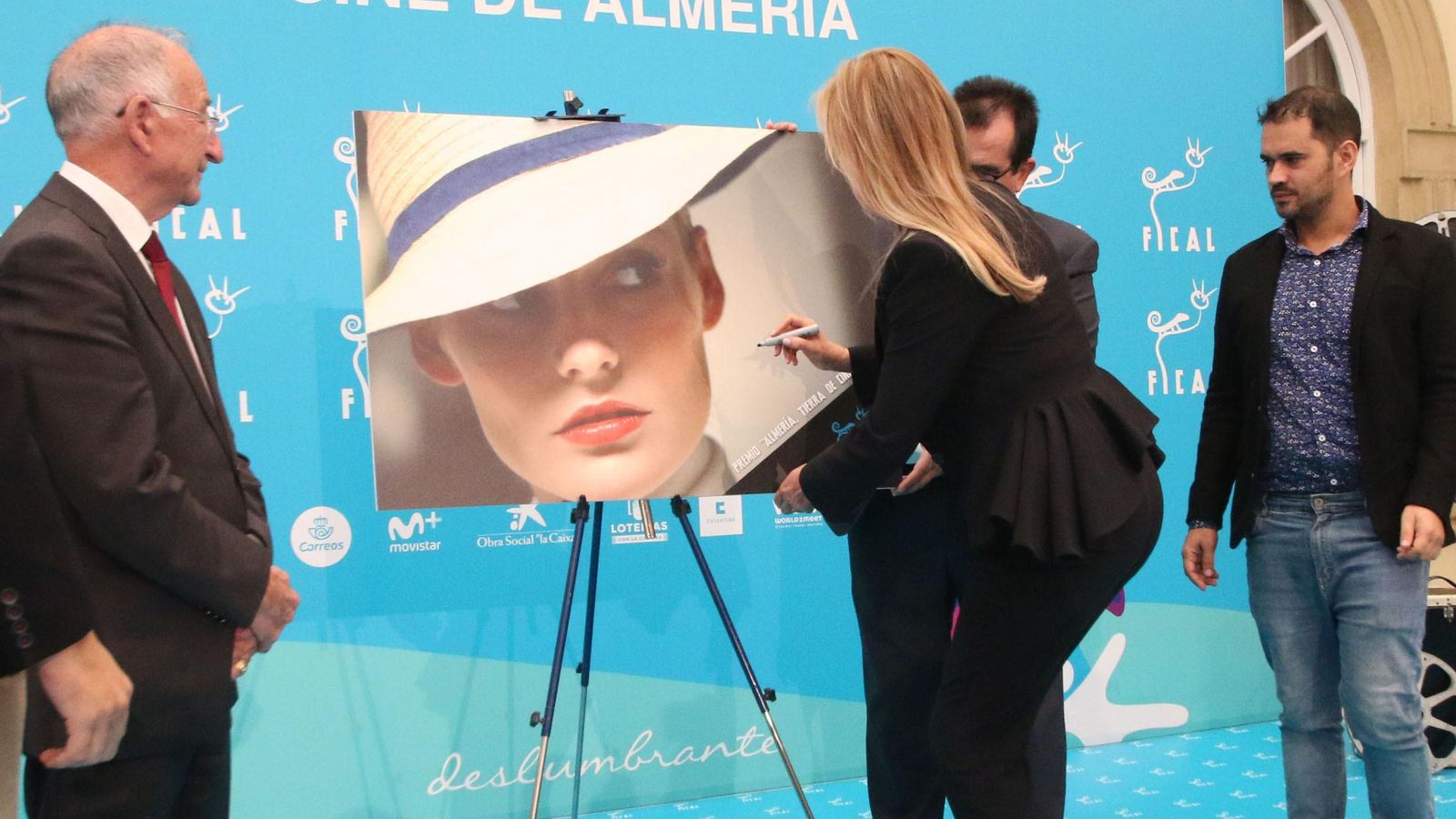 La actriz dejó su rúbrica sobre su fotografía.