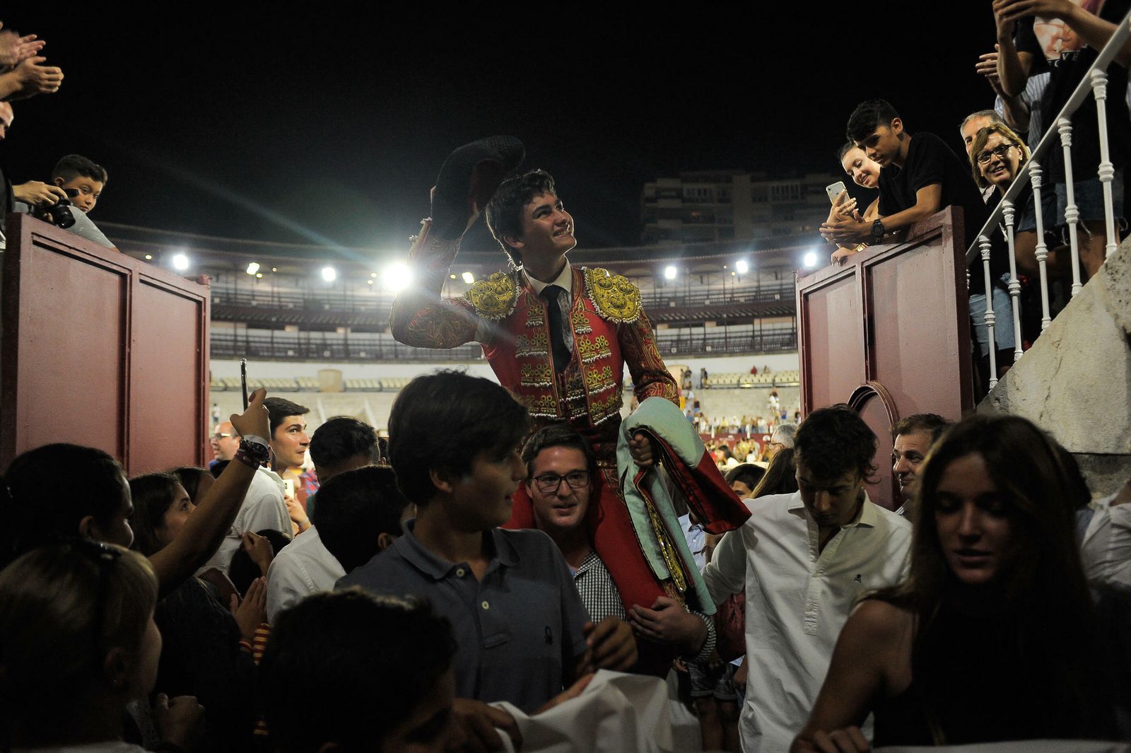 Jesús Romero sale a hombros de La Malagueta, ayer, tras la primera semifinal del Certamen de Novilladas.