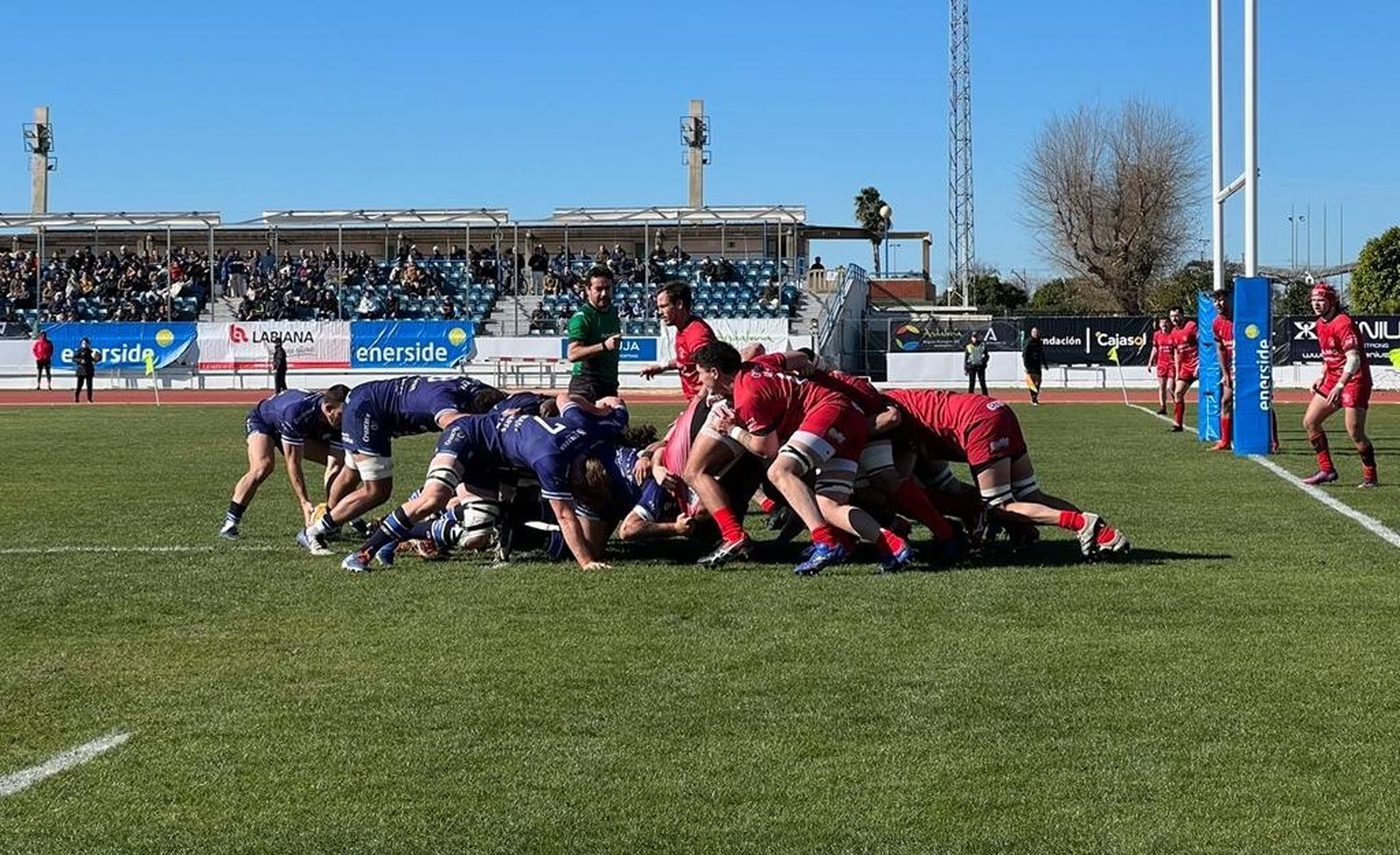 El Real Ciencias Enerside saca una melé a cinco metros de la línea de marca vasca.