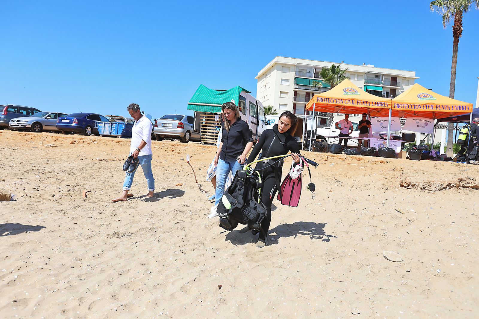 Imágenes de la gran recogida de residuos abandonados en el marco de la octava edición de '1m2 contra la basuraleza'. En la playa de la Canaleta.
