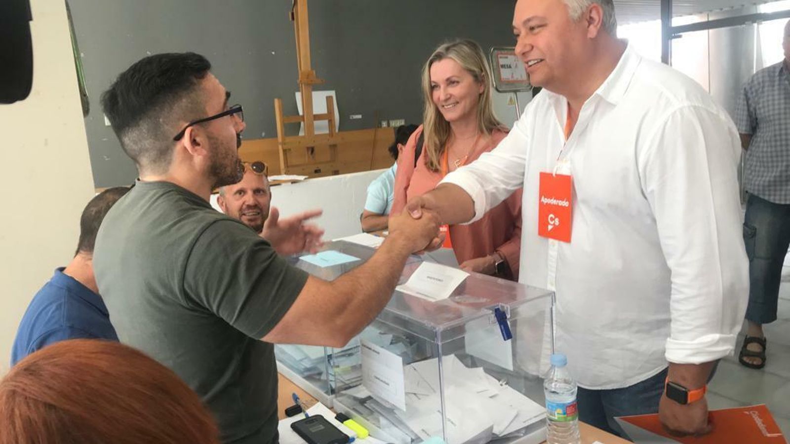 Domingo Villero saluda al presidente de la mesa electoral en la que votaba su mujer.