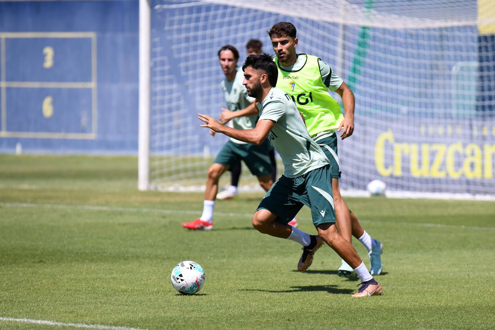 Una sesión del Cádiz en El Rosal.