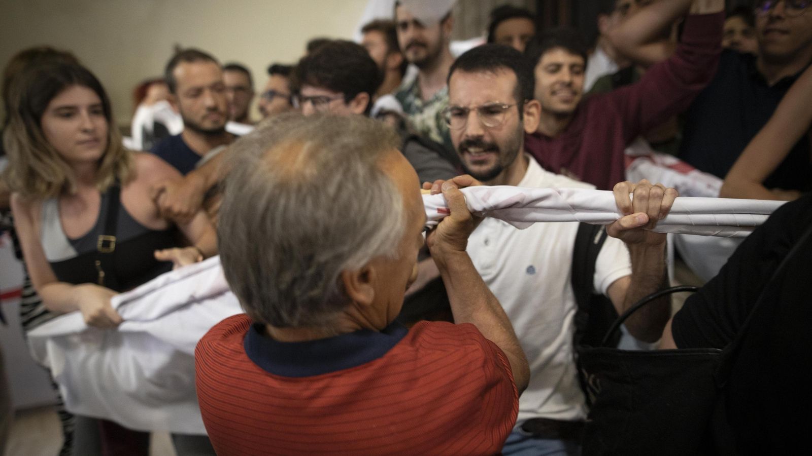 Altercados en la conferencia de Macarena Olona en Granada