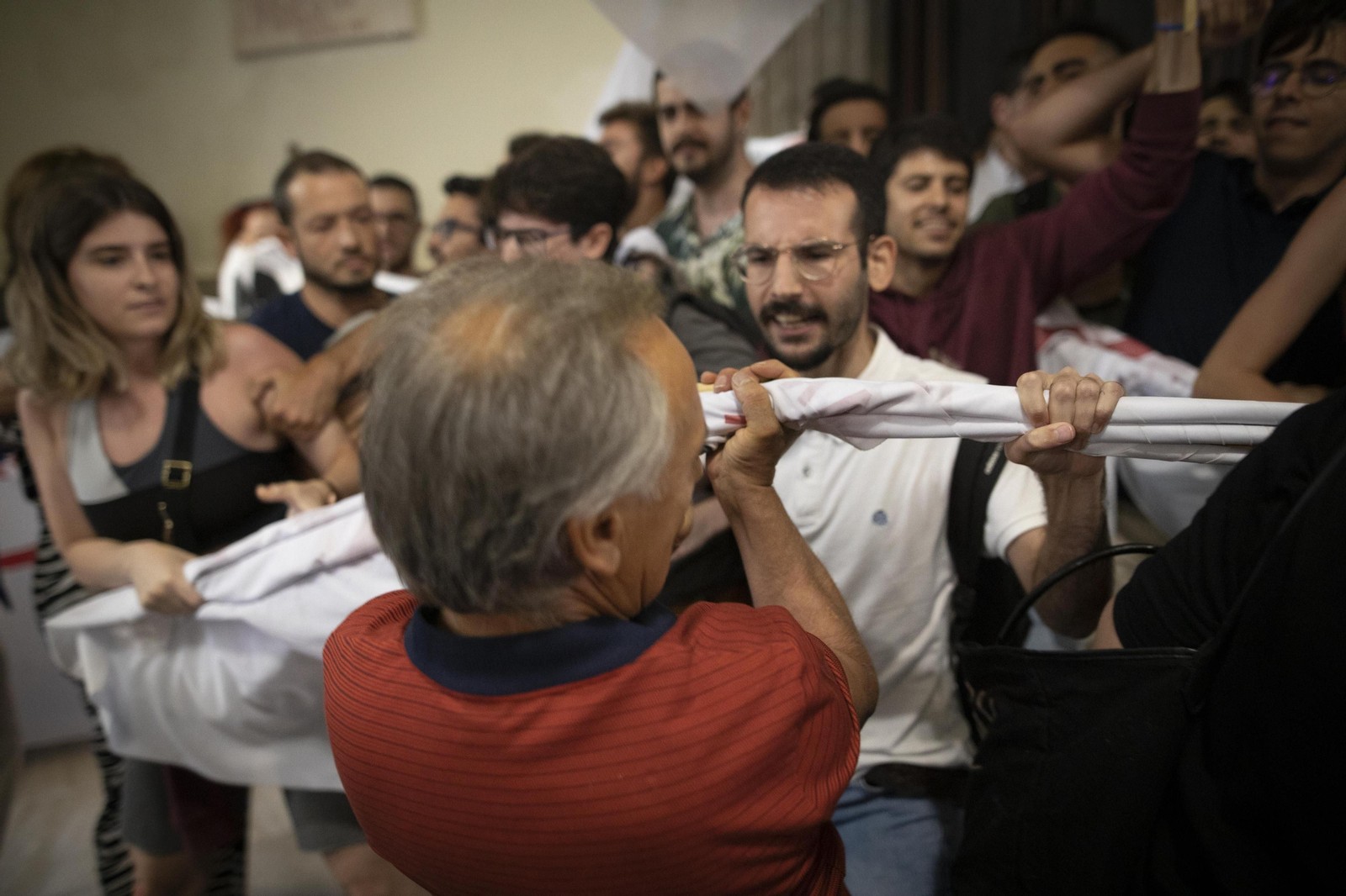 Altercados en la conferencia de Macarena Olona en Granada
