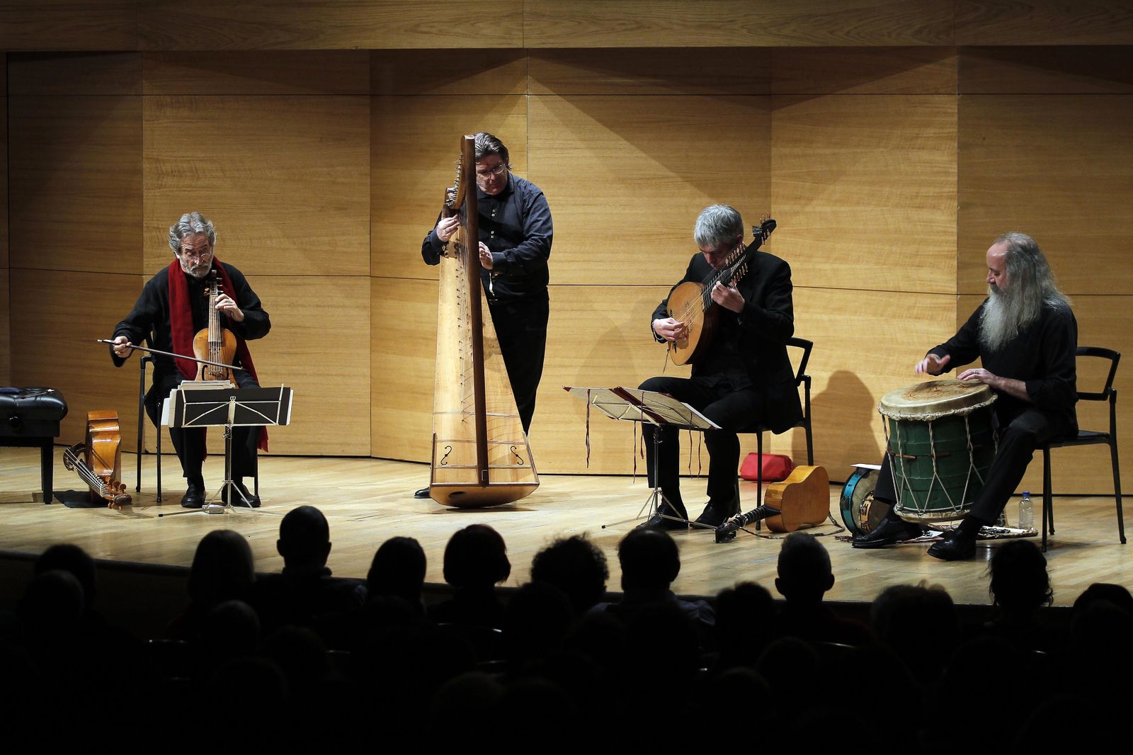 Jordi Savall con algunos colaboradores en una de sus últimas visitas a Sevilla