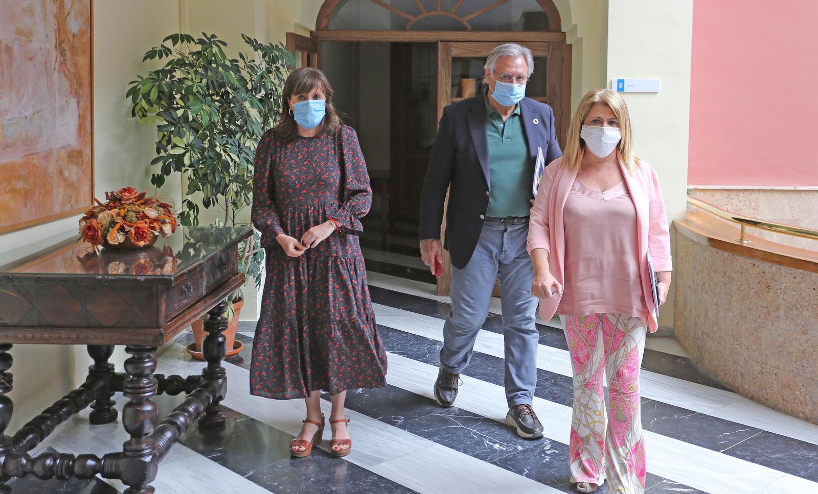 Laura Álvarez, Francisco Camas y Mamen Sánchez, antes del pleno celebrado este jueves.