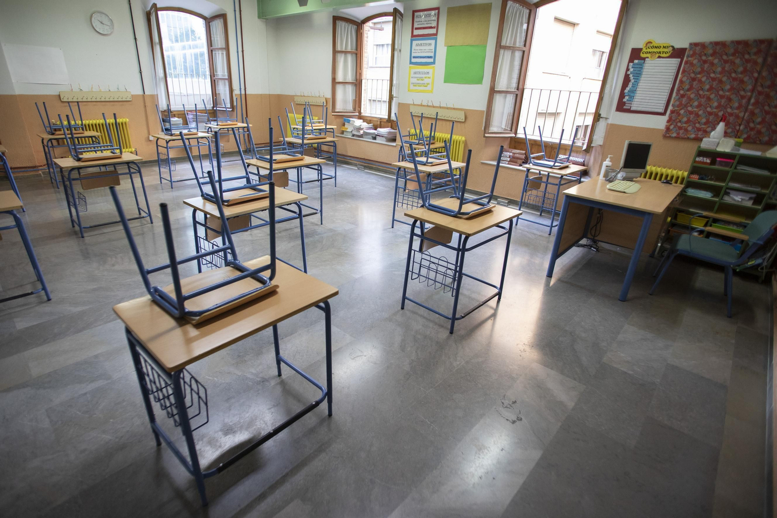 Aula vacía en el CEIP Tierno Galván de Granada.