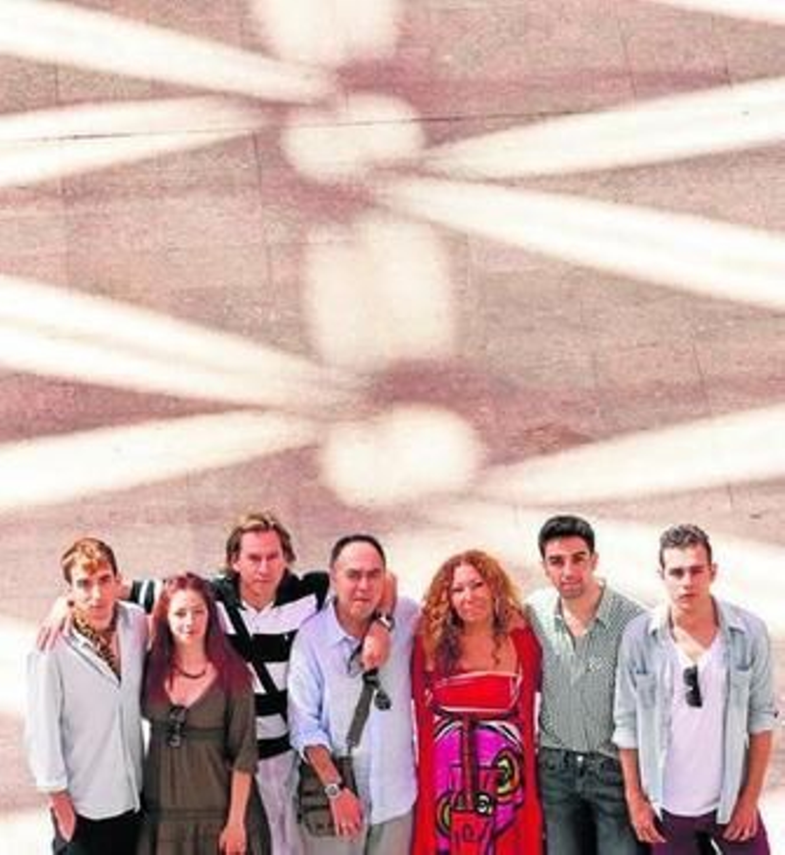 Pilar Távora, junto al equipo de la película 'Madre Amadísima'.