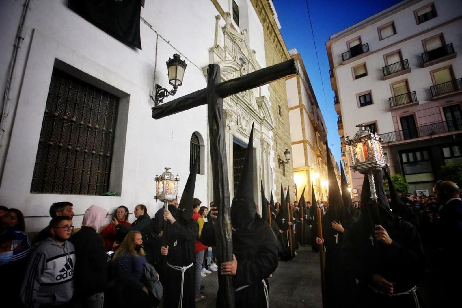 Las imágenes de la cofradía de Buena Muerte en la Semana Santa de Cádiz 2022