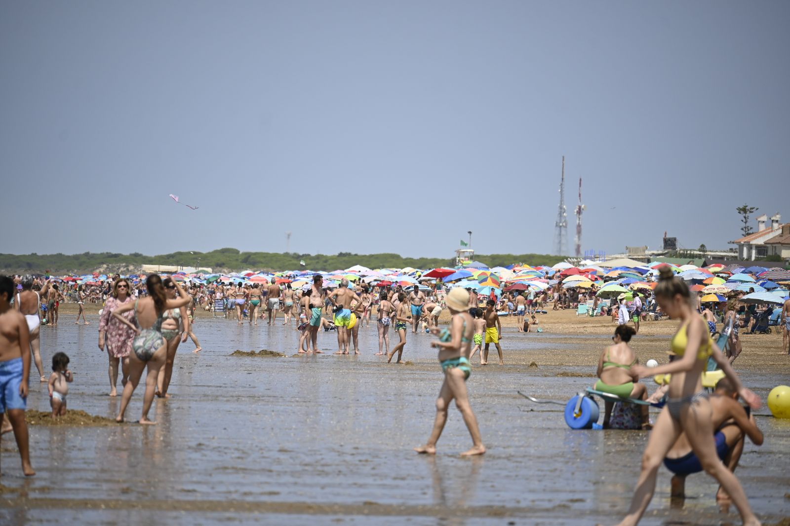 Ambiente en la playas de Huelva este sábado 22 de julio, en imágenes
