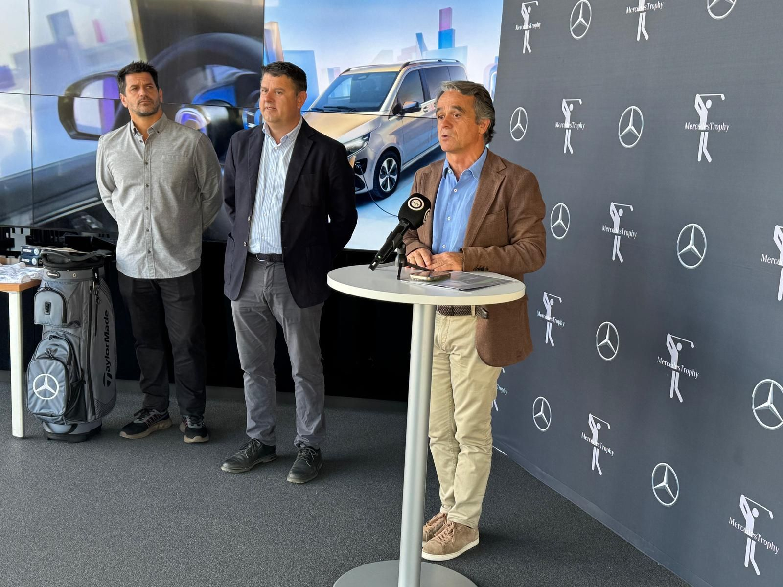Juanjo Fernández, gerente del Grupo Saveres, durante su intervención en la presentación del torneo.