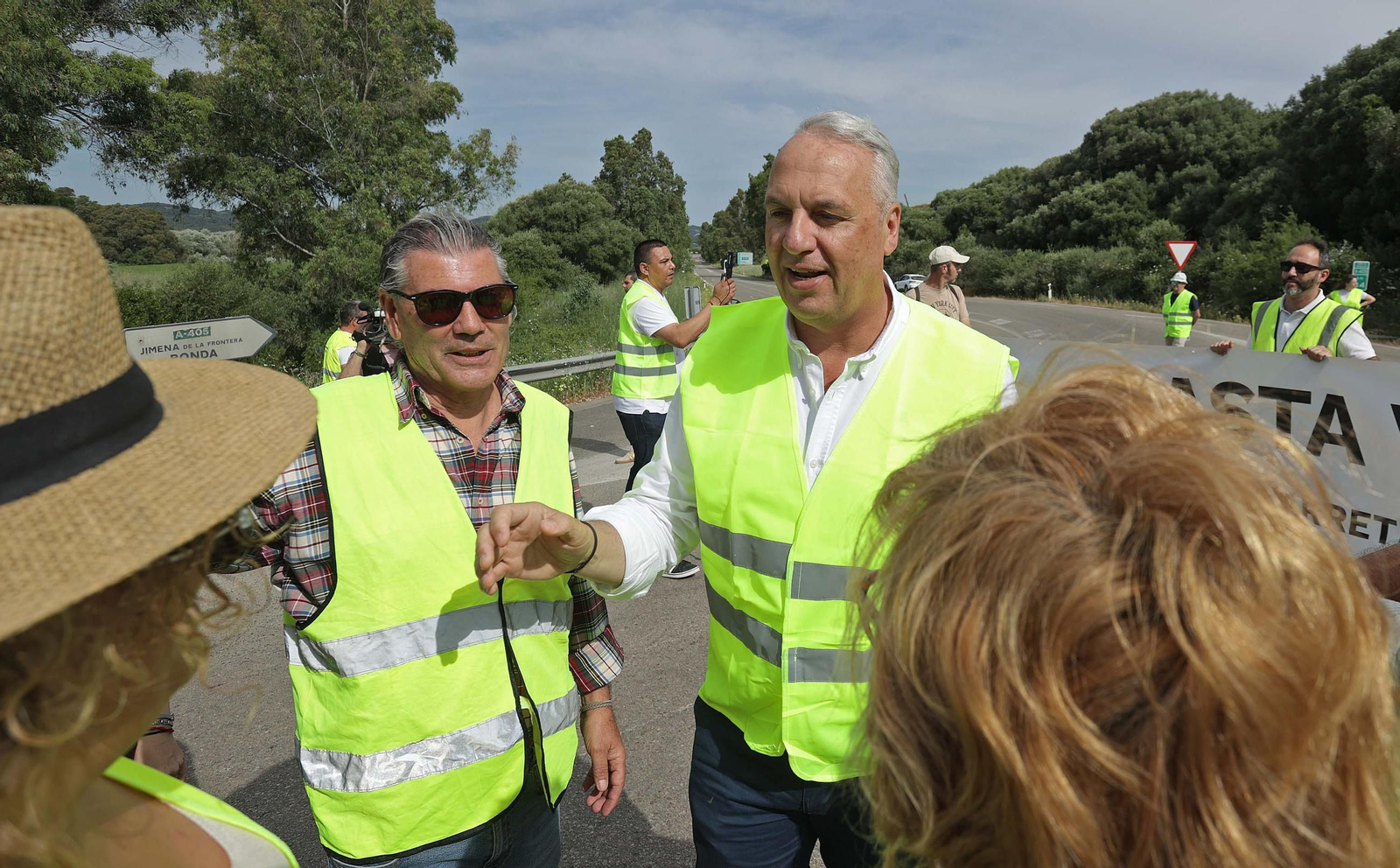 Fotos de la concentración por el mal estado de la carretera A-405 en Jimena