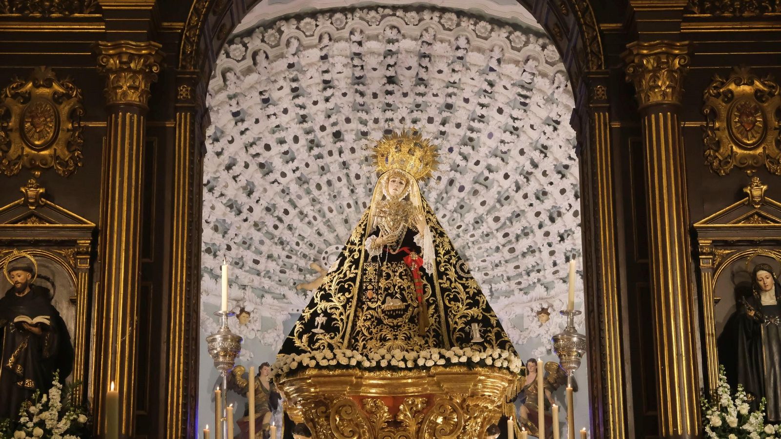 Imagen de la Virgen de los Dolores, en su camarín.