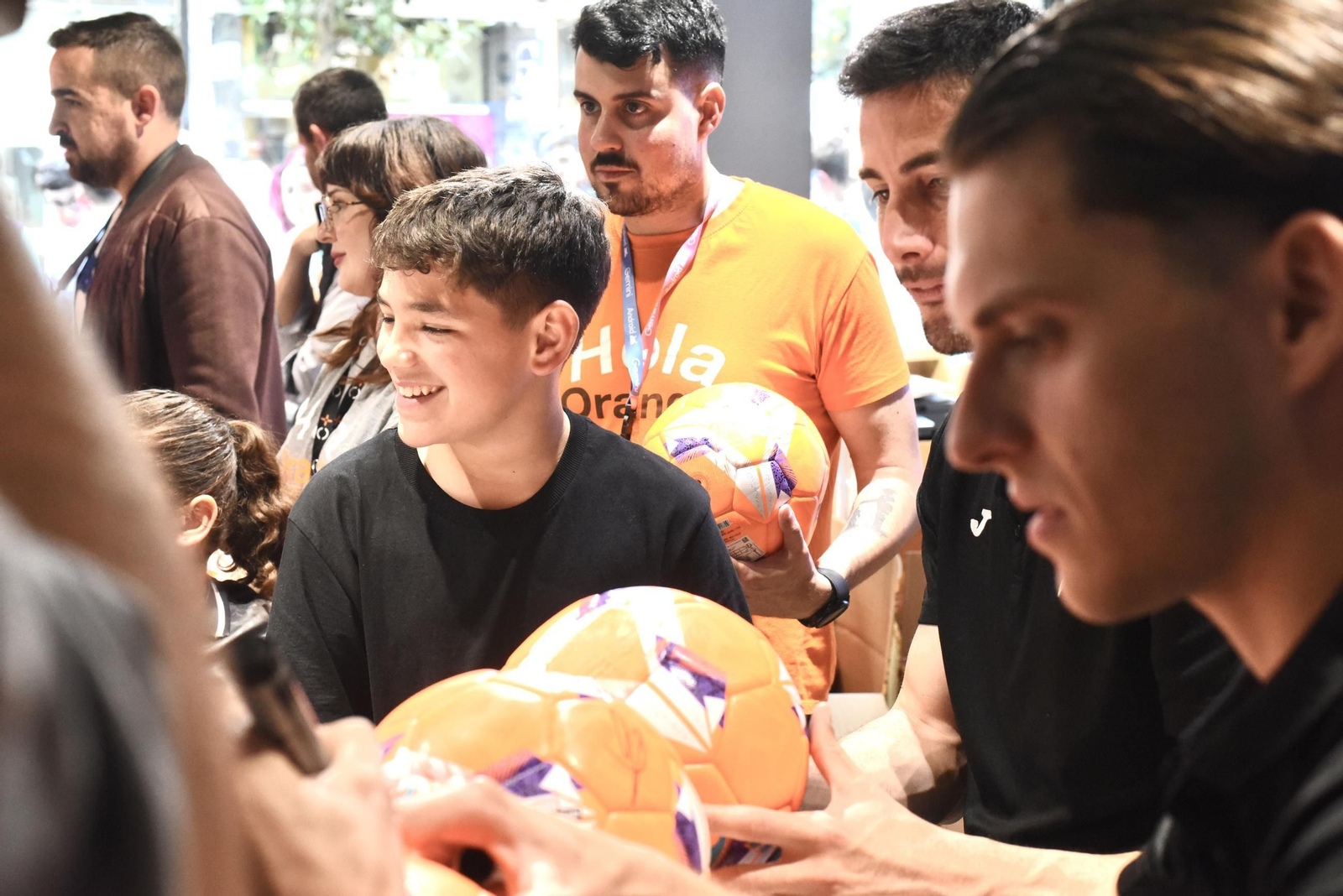 La afición del Córdoba CF enloquece con Álex Sala y Albarrán en el centro de la ciudad