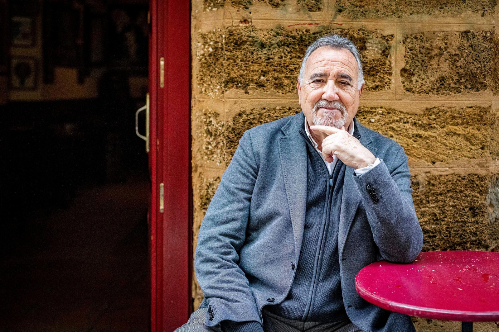 Jesús Maeso de la Torre ante el Café de Levante, en Cádiz.