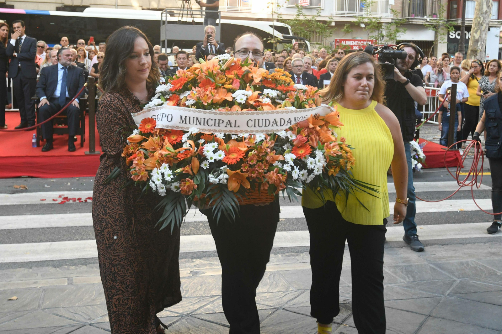 La Ofrenda floral a la Virgen de las Angustias, en imágenes