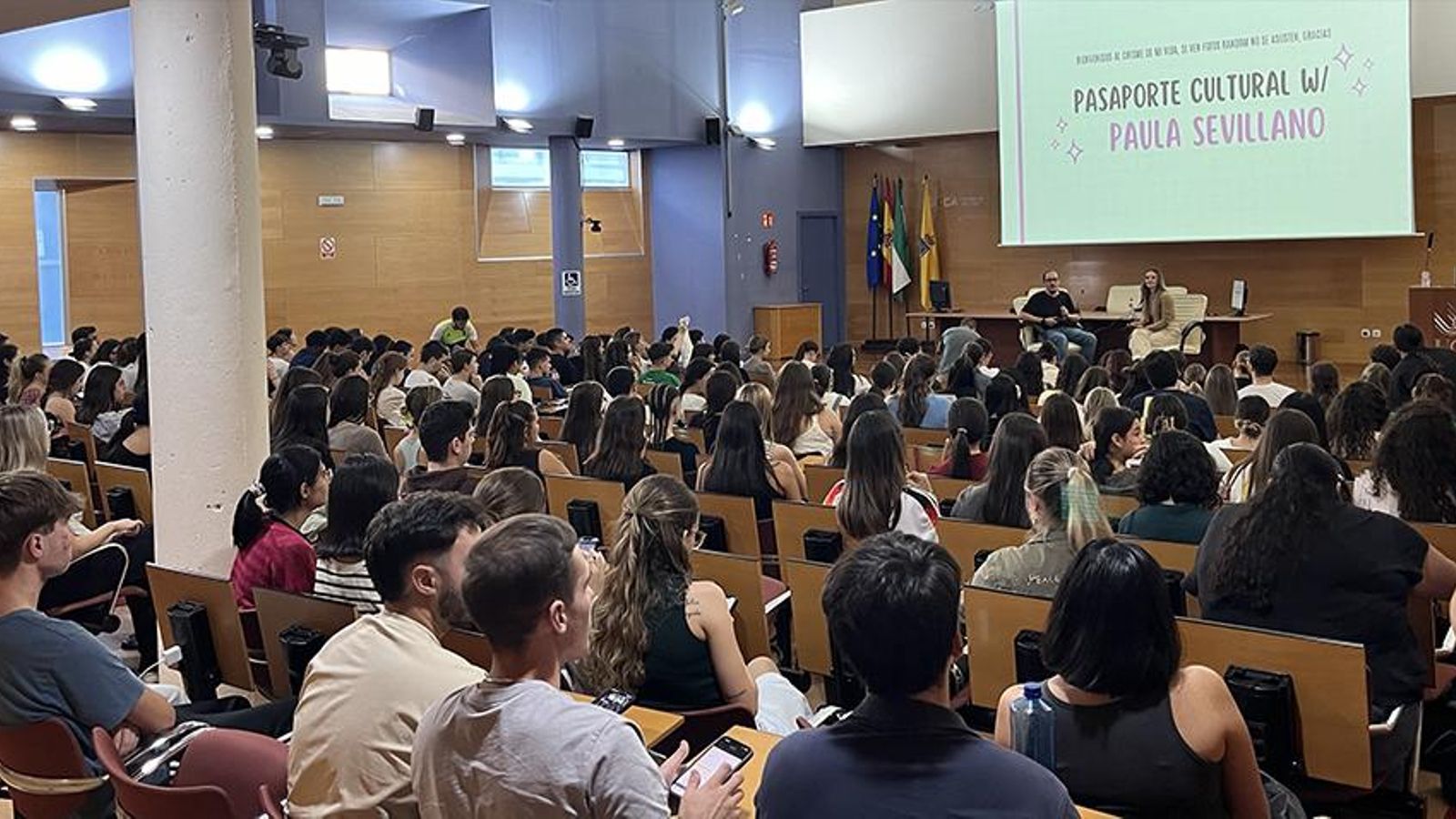 El salón de grados de la Facultad de Jerez abarrotado para escuchar a la influencer Paula Sevillano