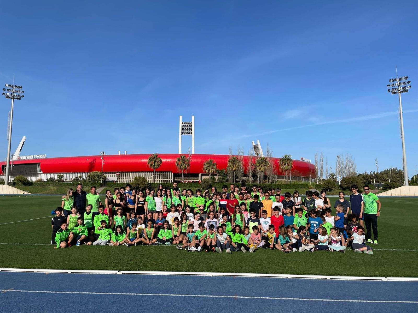 Los integrantes de la EDM Bahía de Almería posan en las instalaciones del Anexo donde entrenan.