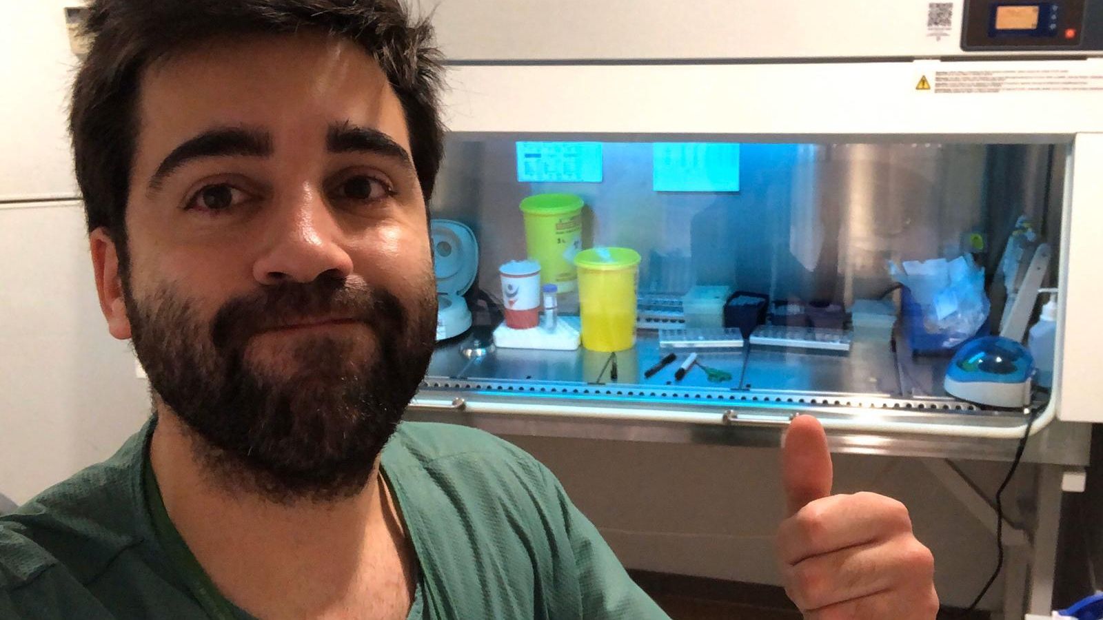 Adolfo de Salazar, en el laboratorio del hospital