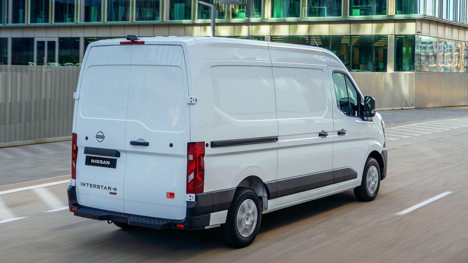 Las versiones eléctricas se adaptan a diferentes necesidades conforme a la capacidad de su batería y, con ésta, de su autonomía, que puede llegar a los 460 km.