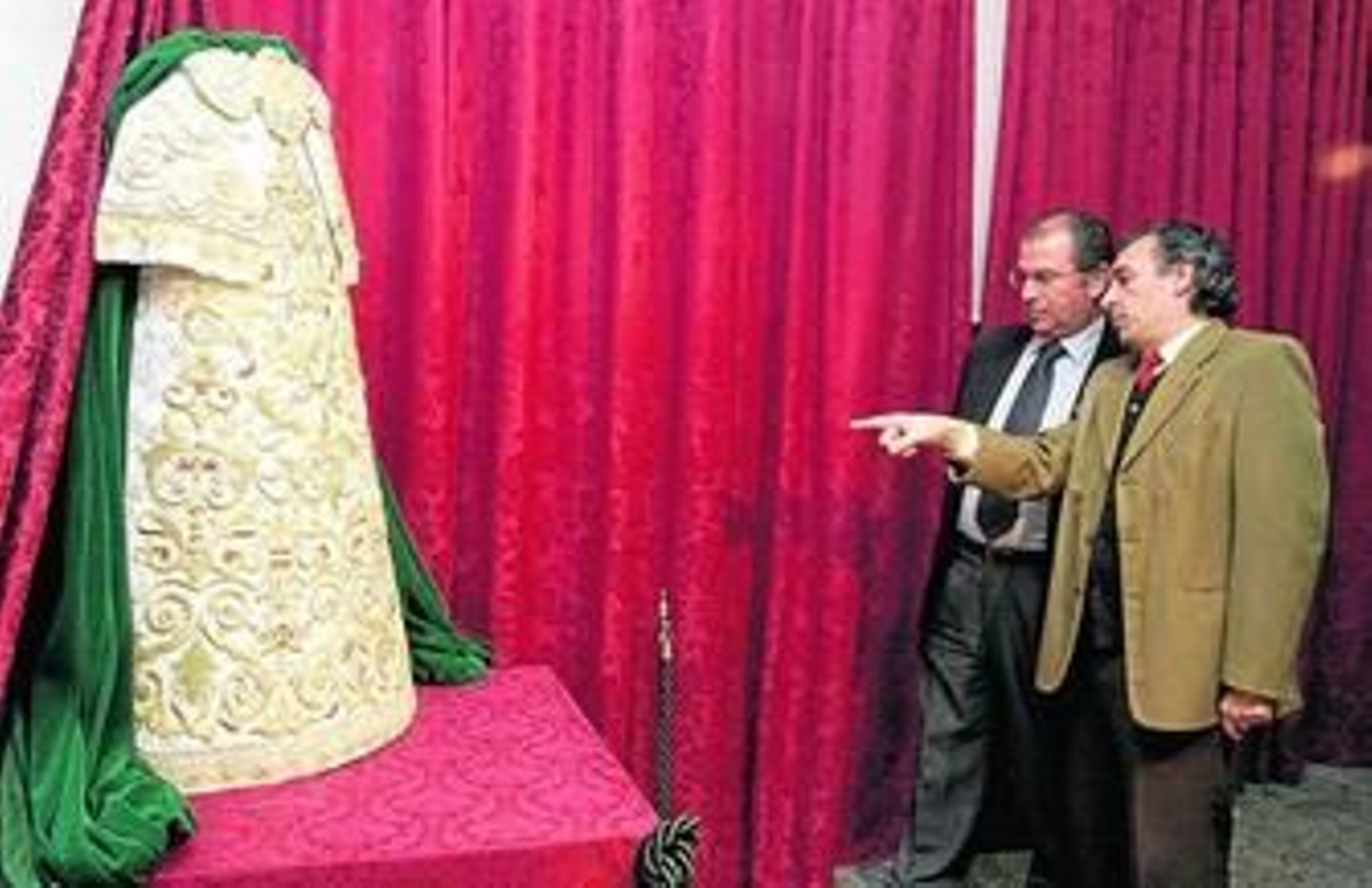 Manuel Ponce comenta los detalles del bordado con Manuel Morón.