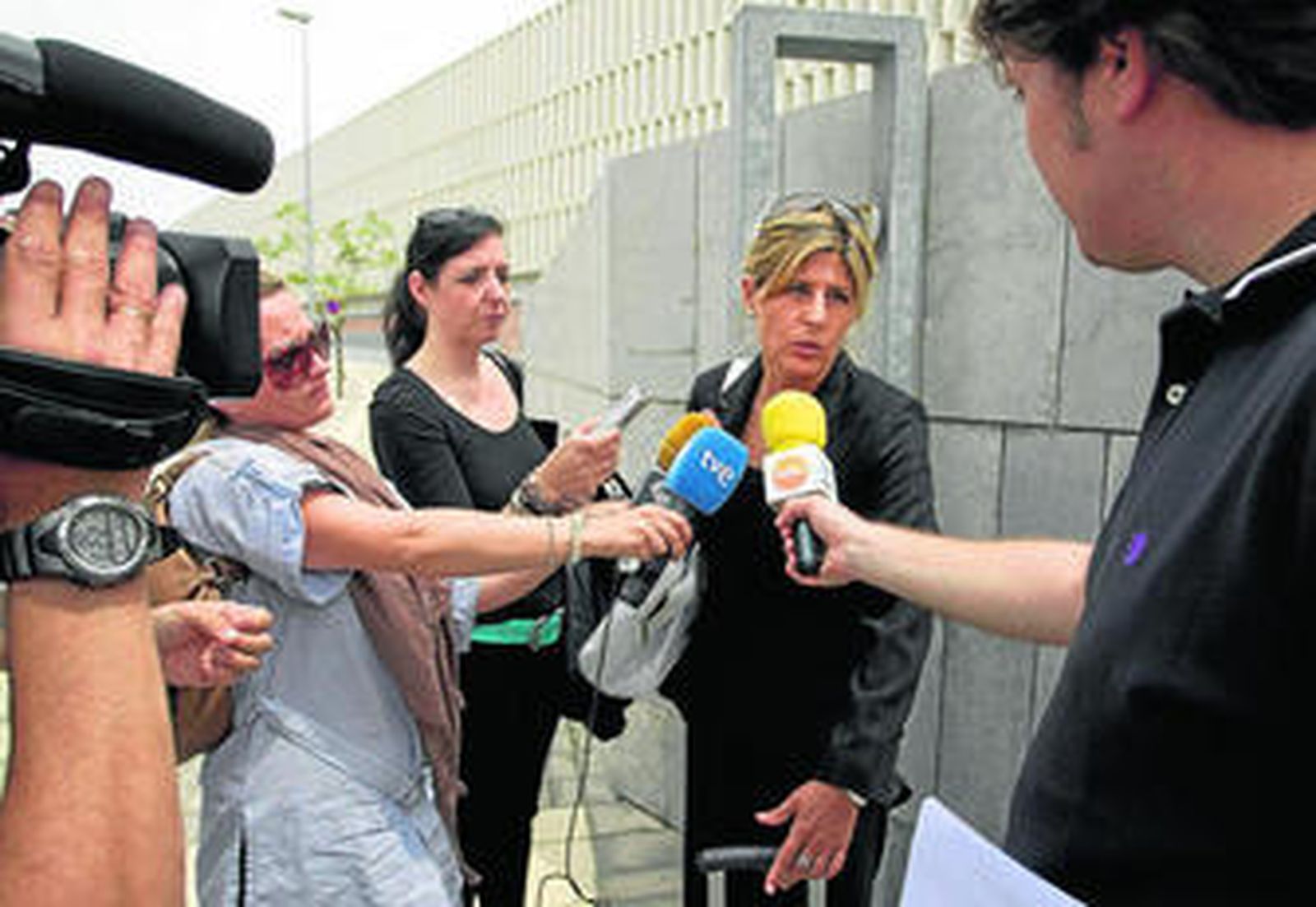 La abogada de la familia de María Esther, ayer, en la puerta de la Fiscalía de Menores de Málaga.