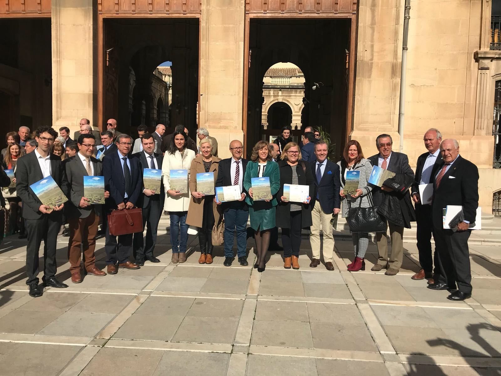 Foto de familia de la delegación cordobesa, con la presidenta de la Asociación Española de Municipios del Olivar (AEMO) y alcaldesa de Montoro, Ana María Romero, al frente.