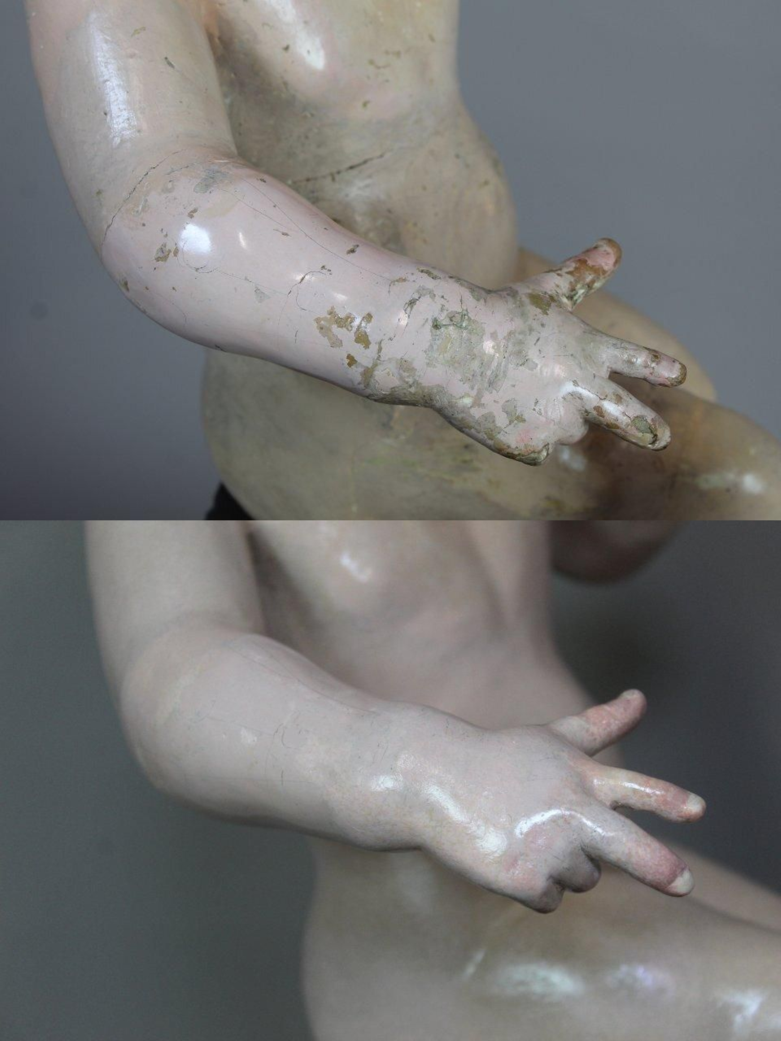 La mano derecha cuyos dedos muestran esa primitiva actitud de bendecir