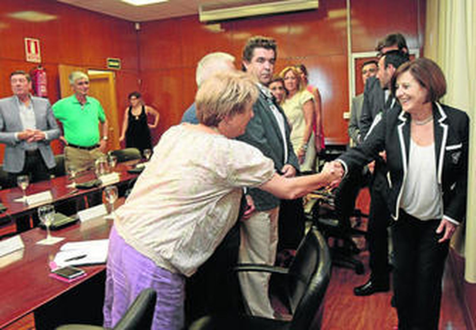 Saludos en la reunión entre la plataforma pro hospital de San Carlos y los dirigentes de la Junta, entre ellos la nueva consejera de Salud.