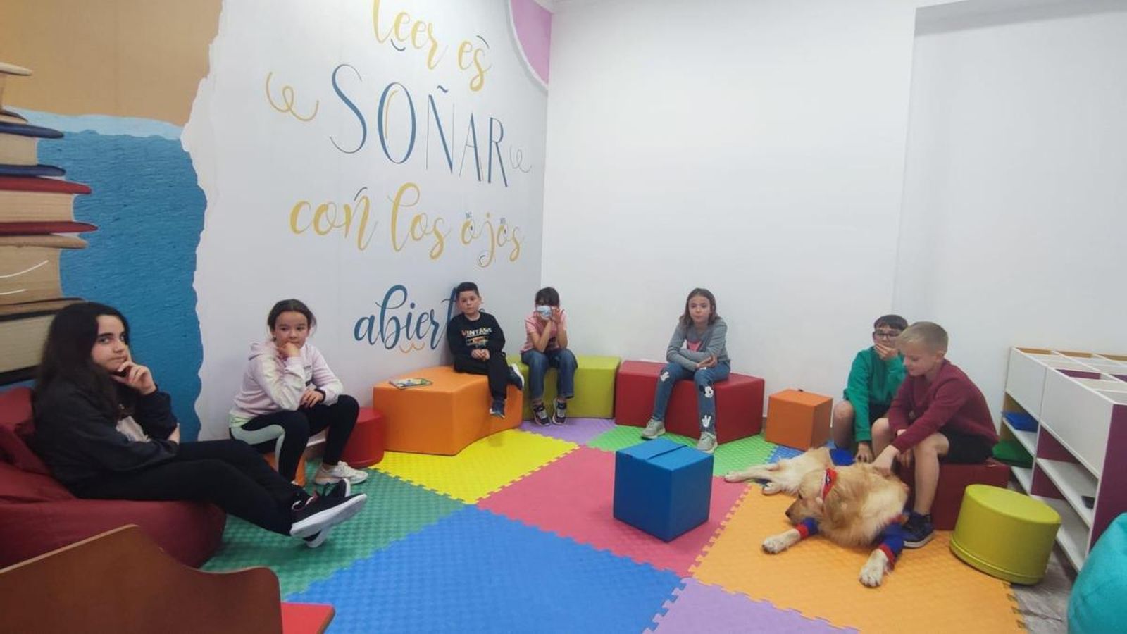 José reacciona a la energía de los pequeños activándolos o calmándolos según la situación