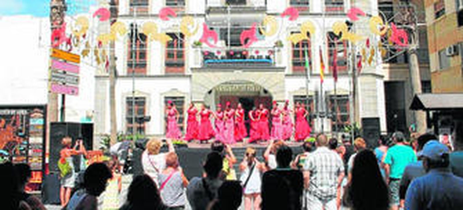 El arte y  el baile se conjugaron para arrancar unas fiestas muy concurridas.