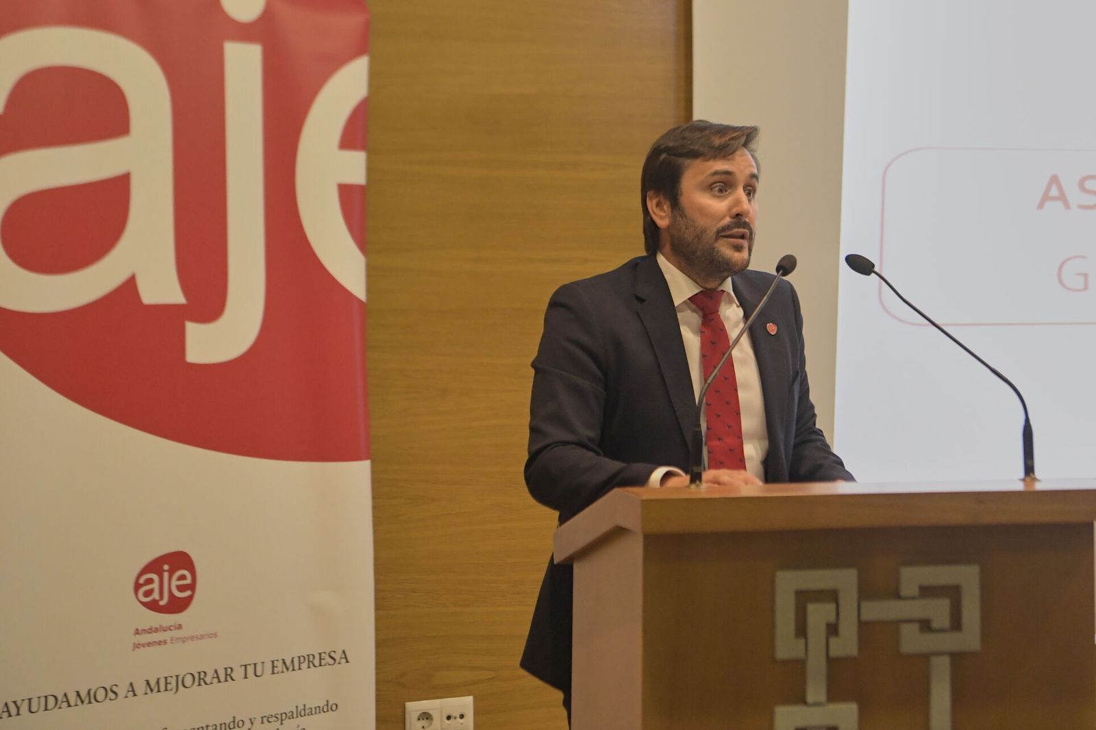 Las mejores imágenes de la elección de Félix Almagro como nuevo presidente de los jóvenes empresarios andaluces