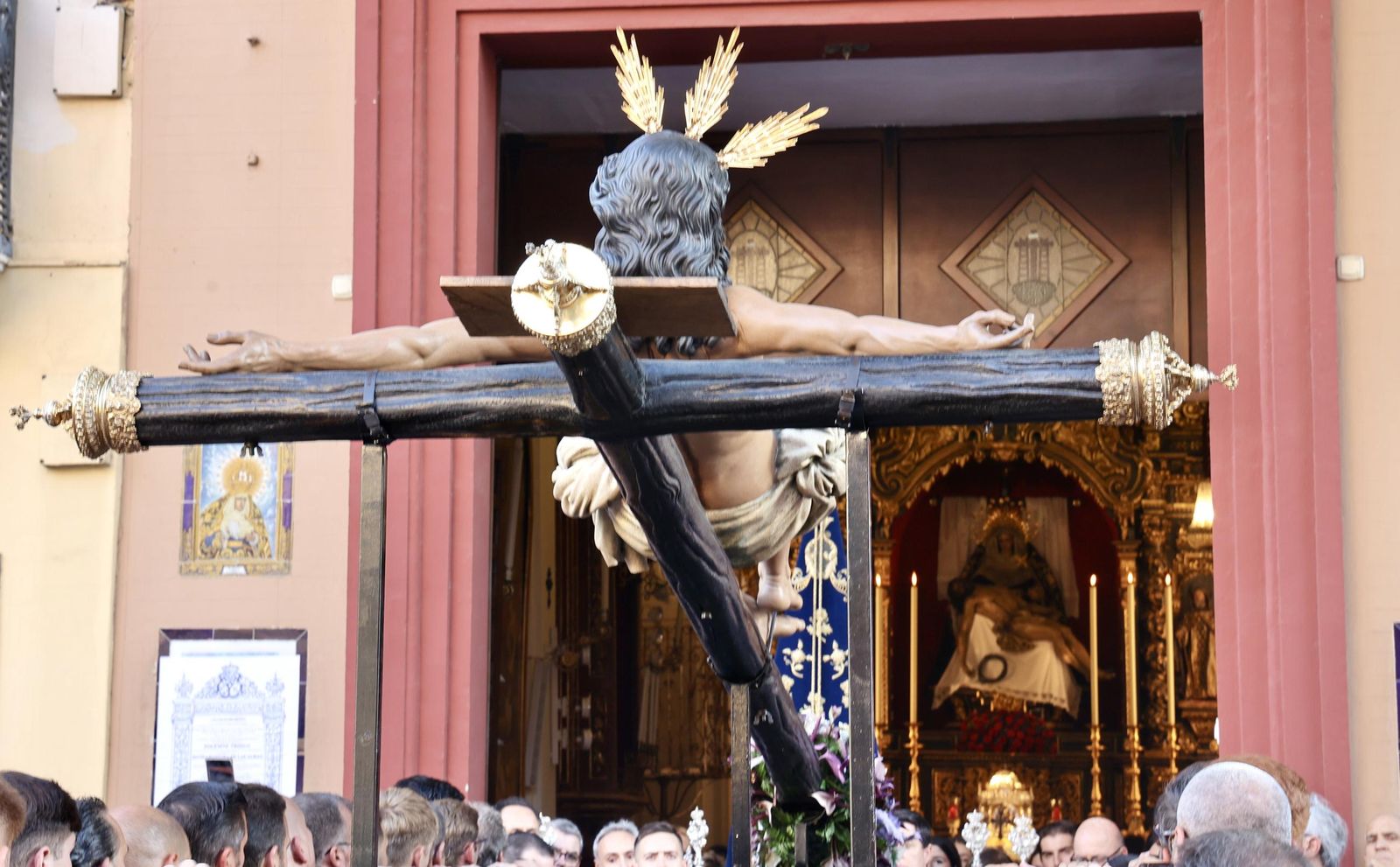 En imágenes, el traslado de los titulares de Las Aguas a la iglesia de San Jacinto