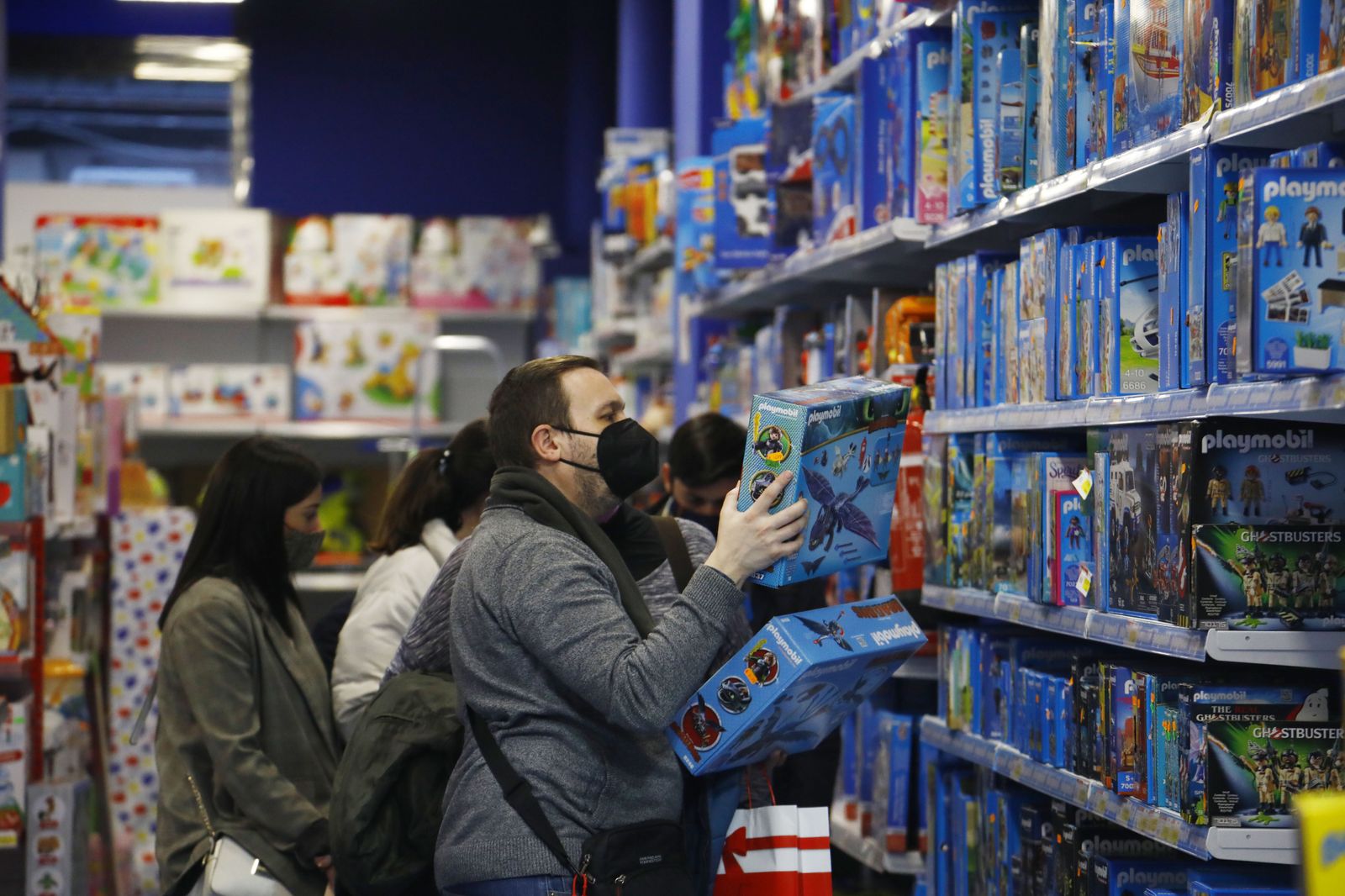 Un padre busca los regalos de Navidad para su hijo en Córdoba.