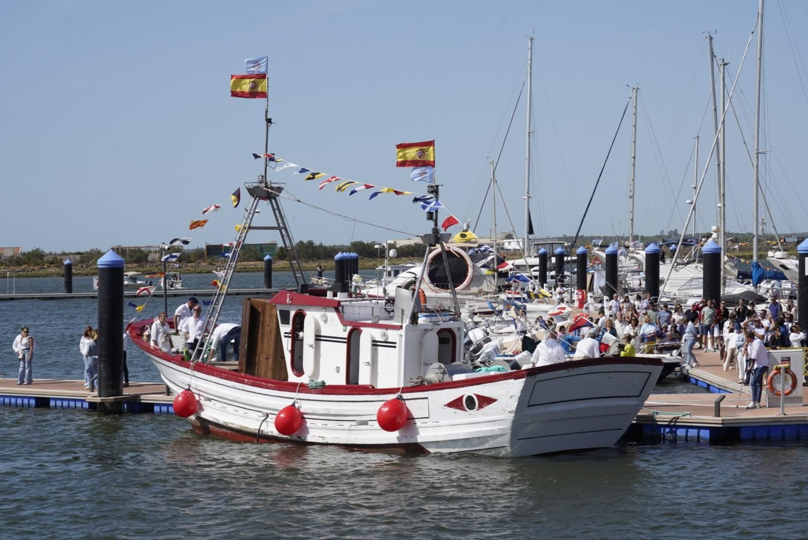 Imágenes del traslado de la Virgen de La Bella hasta el Muelle de Levante este domingo