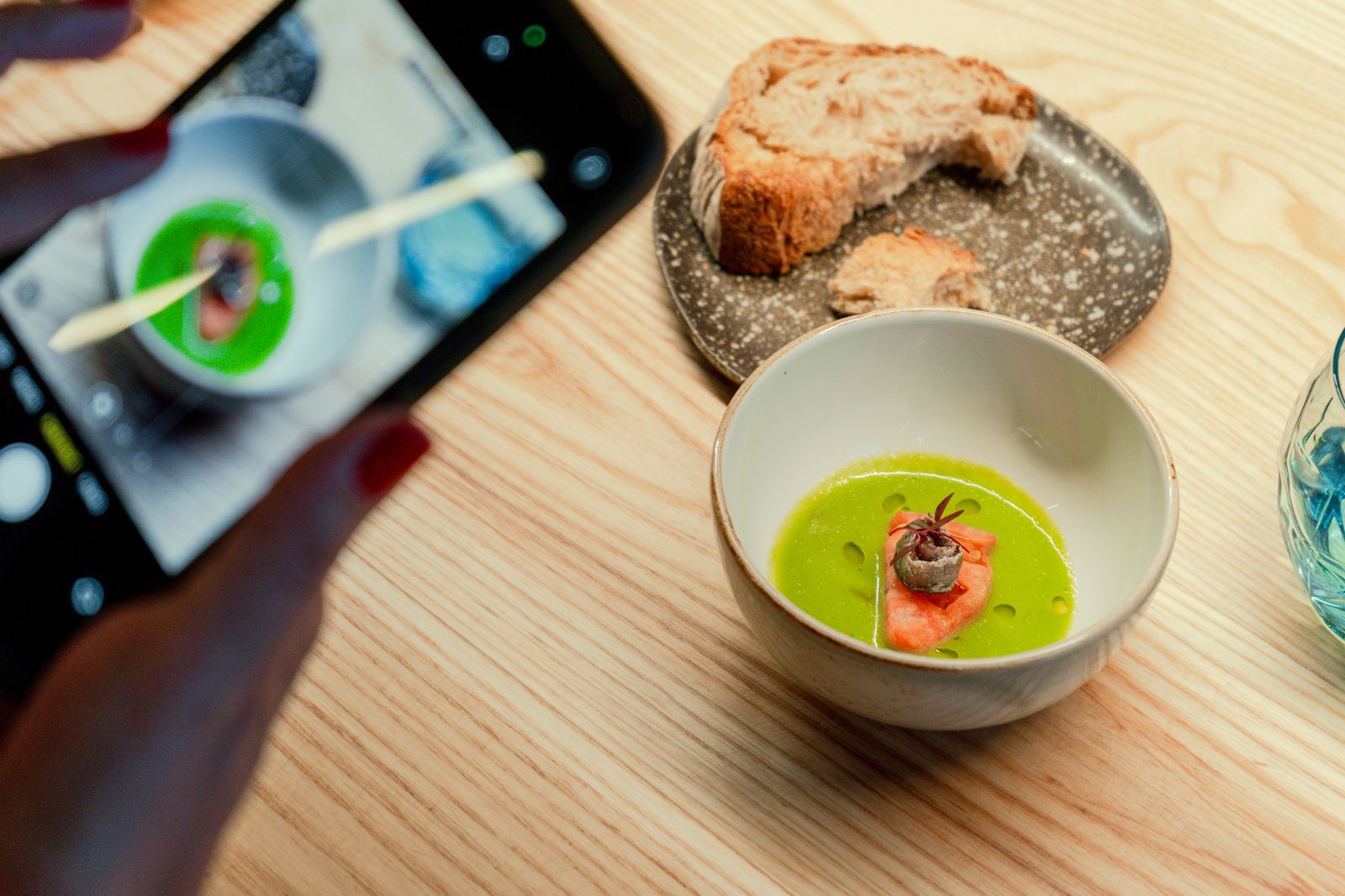 Un comensal captura uno de los platos de la experiencia.