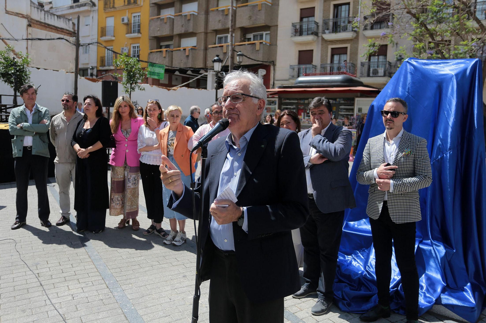 Imágenes del descubrimiento de la escultura en honor a Joseli Carrión