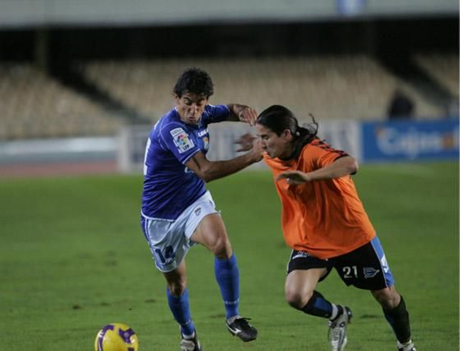 Raúl Llorente es un joven que viene a ocupar el lateral izquierdo. En la imagen, disputa un balón con Pedro Ríos, cuando el de naranja defendía al Alavés

Foto: archivo
