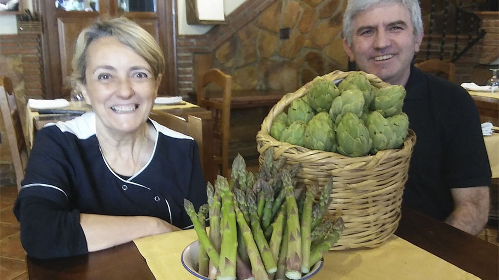 Antonia Jimenez y Jose Aguilera en su establecimiento