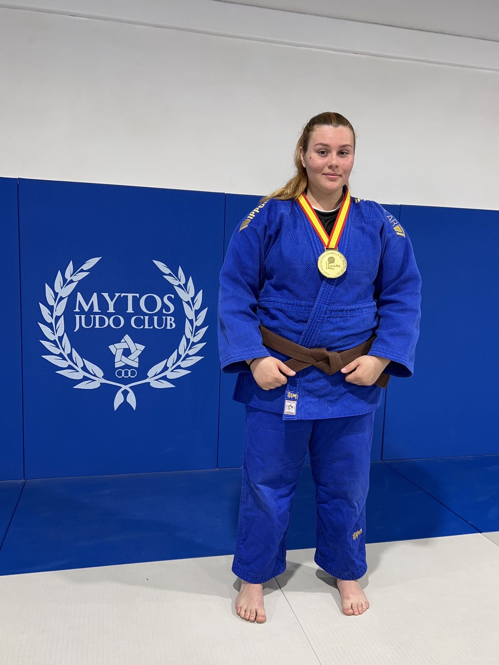 Alejandra Marín, con su medalla.