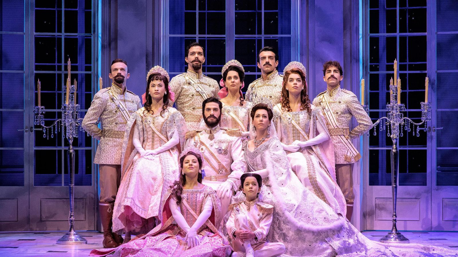 La corte de los zares es uno de los escenarios de la obra.