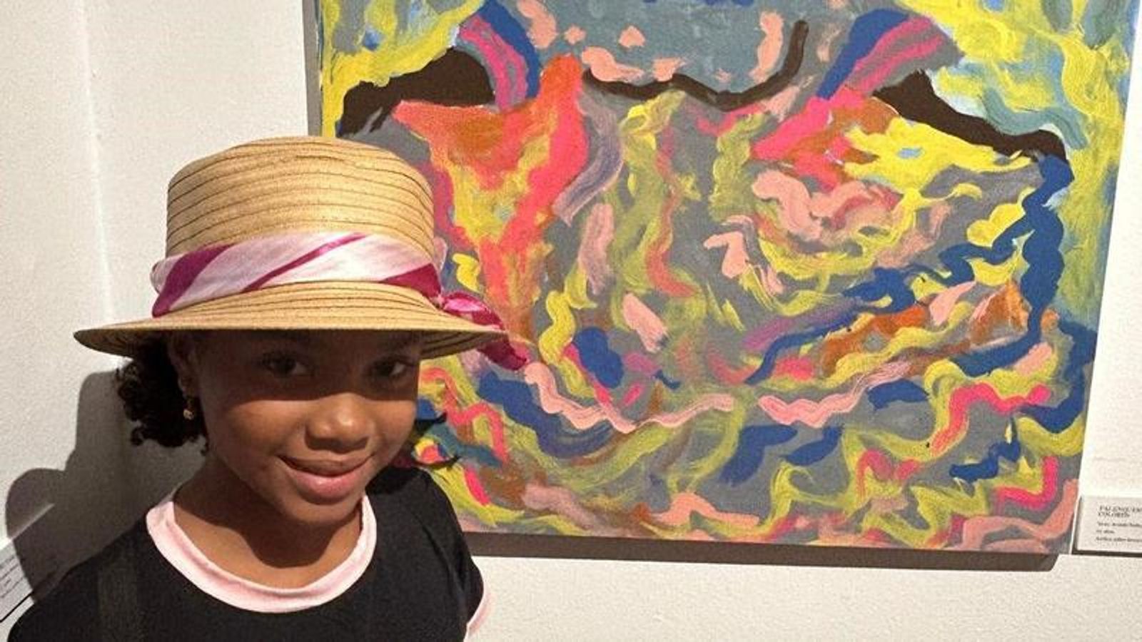 La joven artista Saray Arnedo, junto a su obra.