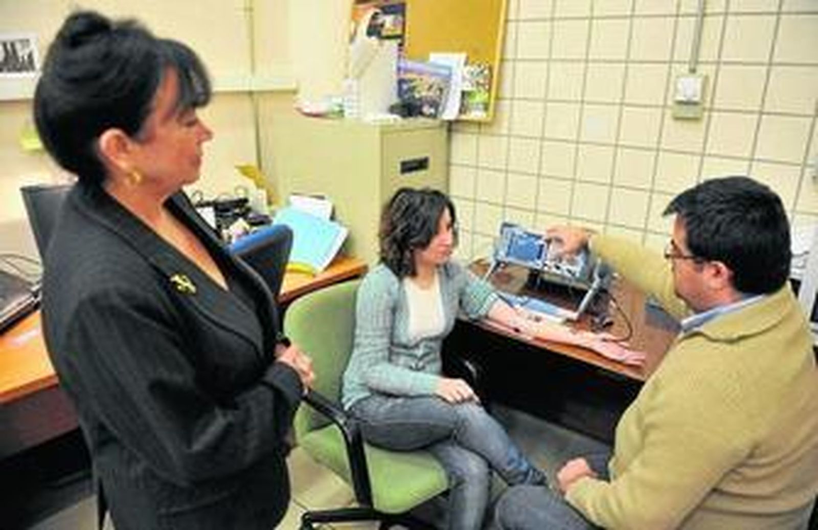 A la izquierda Laura Roa, catedrática de Ingeniería de Sistemas y Automática, en el laboratorio.