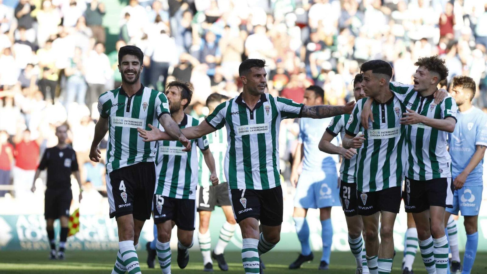 Los jugadores del Córdoba CF festejan su primer gol ante el Villanovense.