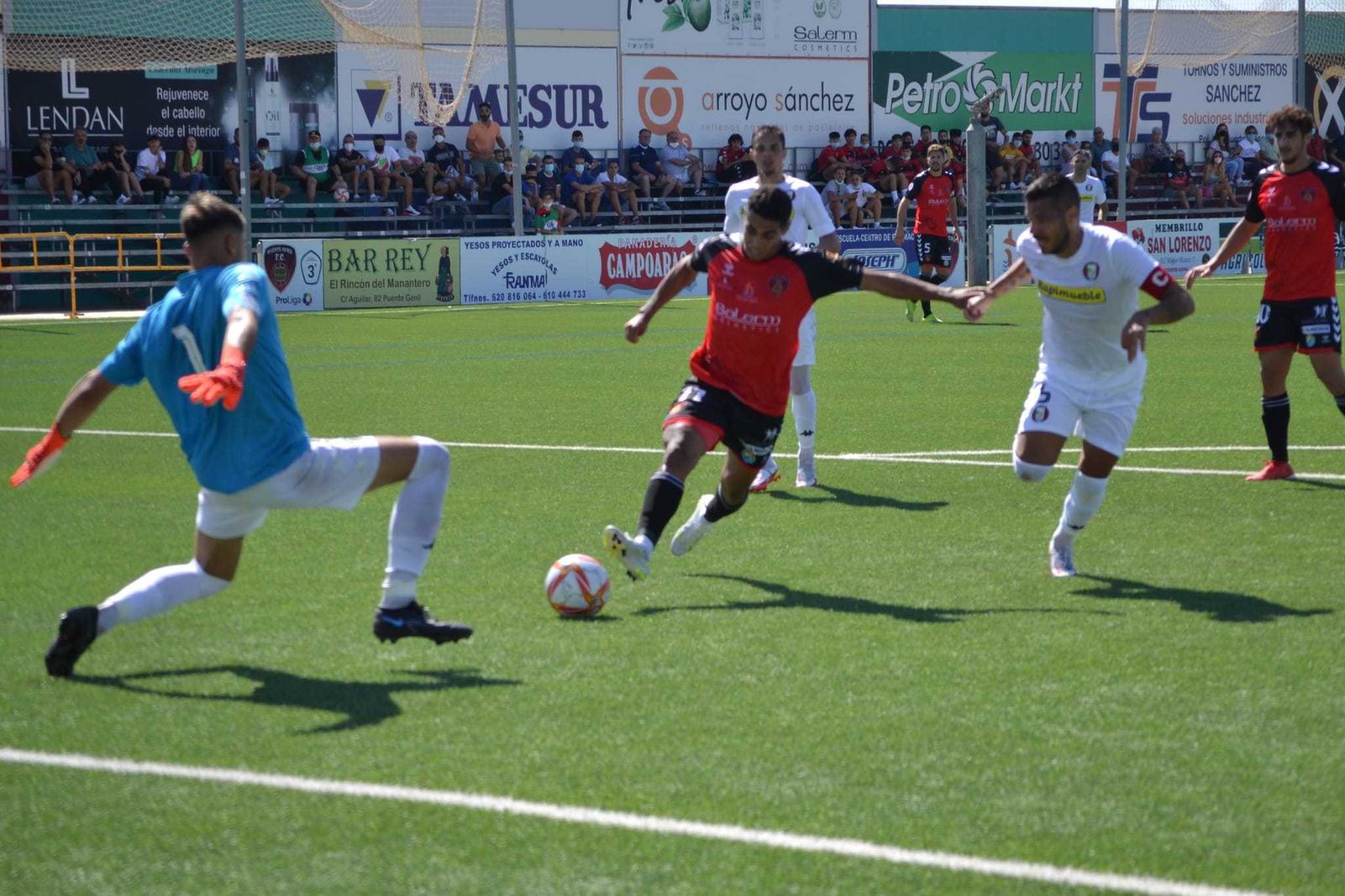 Una imagen del partido en Puente Genil, donde el Gerena alcanzó el liderato.