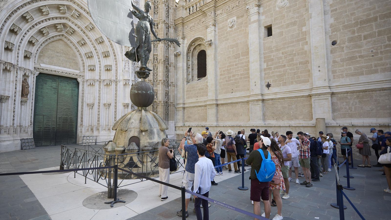 Colas para realizar la visita cultura a la Catedral de Sevilla.