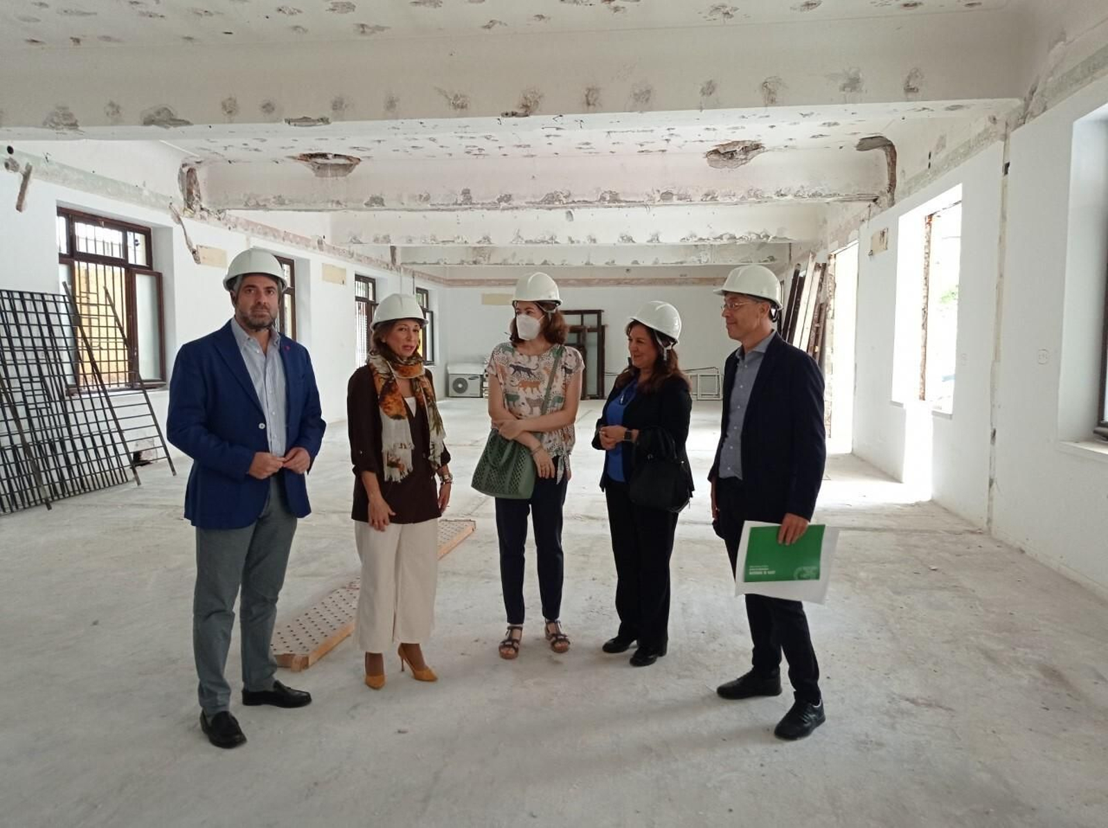 Autoridades en las obras previas para el traslado provisional del centro de salud.